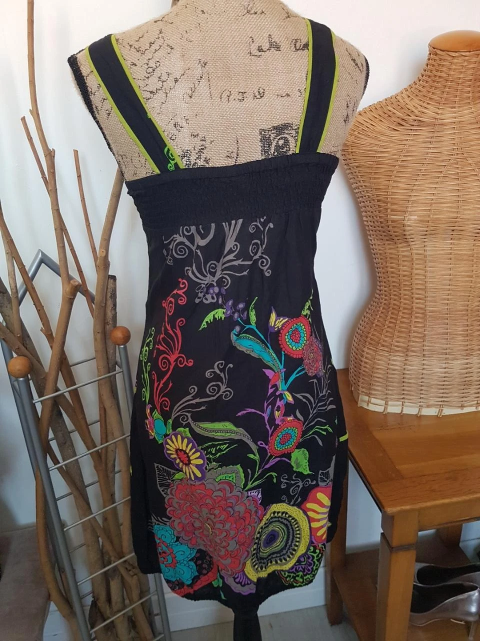 Zwarte en veelkleurige jurk – photo 3